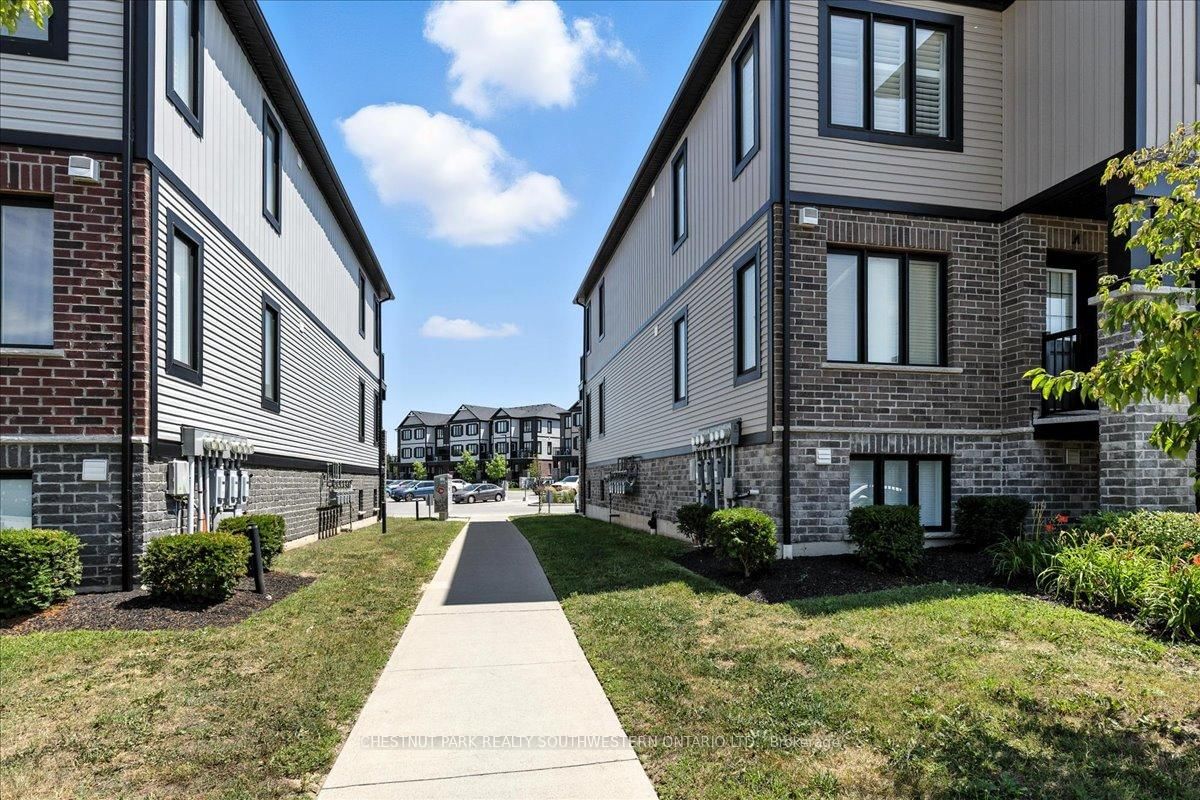 166 Rochefort Street, Unit B - Photo 28