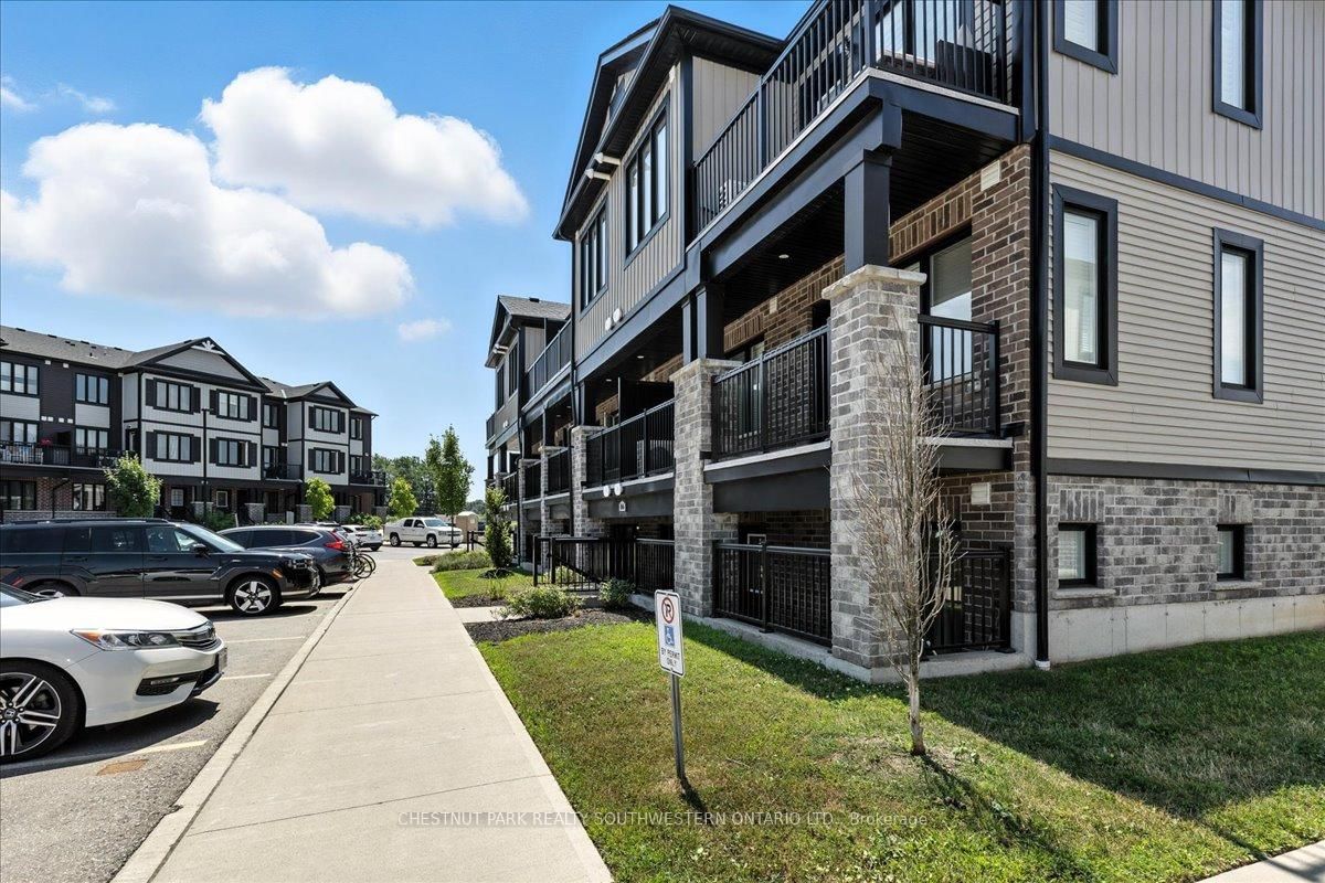 166 Rochefort Street, Unit B - Photo 29