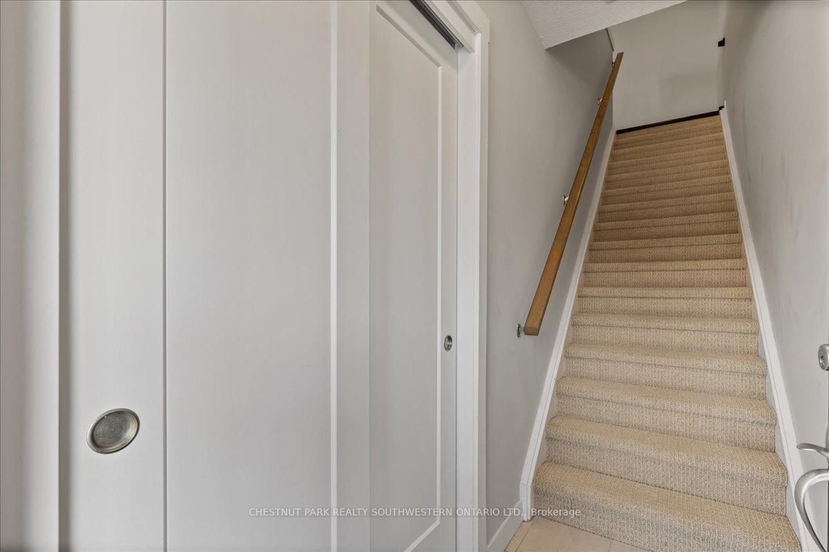 166 Rochefort Street, Unit B - Photo 5