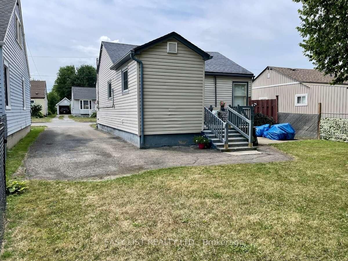 Detached House for sale at 35 Mary Street, Fort Erie, Ontario, L2A 4A4 - Central - MLS: X12322238