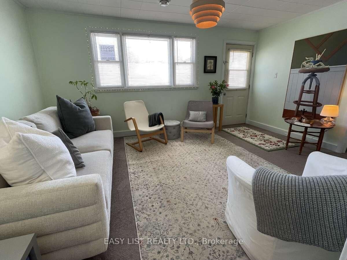 Detached House for sale at 35 Mary Street, Fort Erie, Ontario, L2A 4A4 - Central - MLS: X12322238