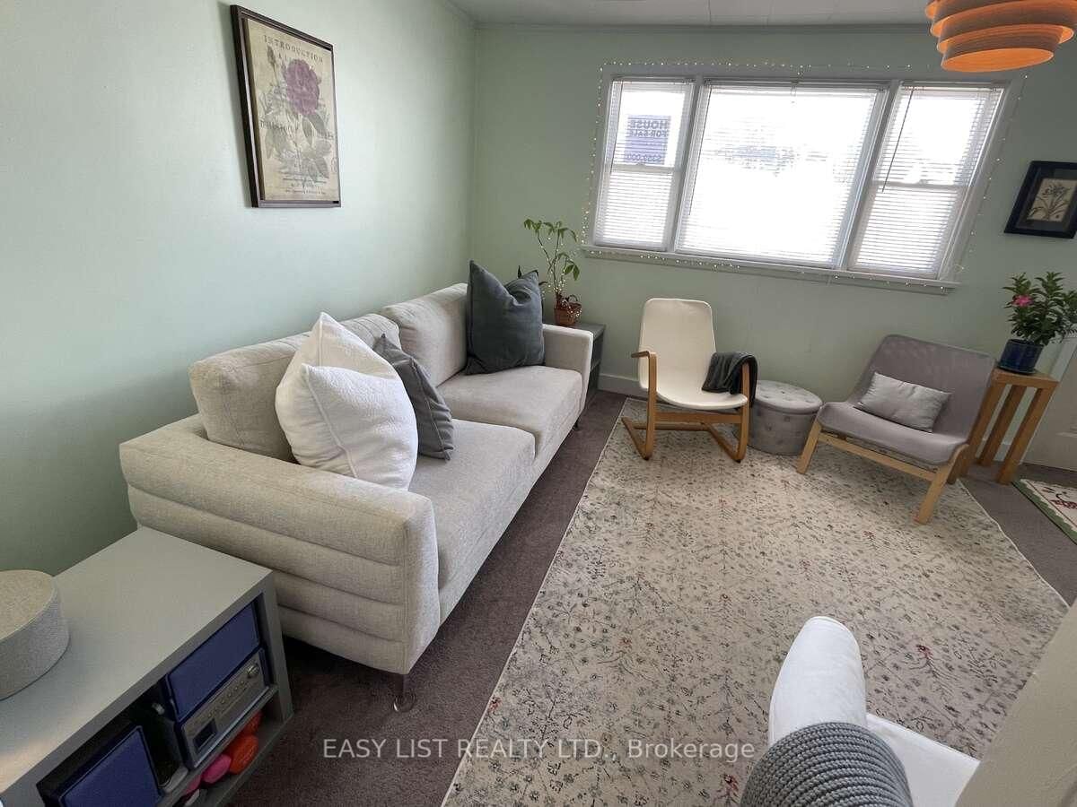 Detached House for sale at 35 Mary Street, Fort Erie, Ontario, L2A 4A4 - Central - MLS: X12322238