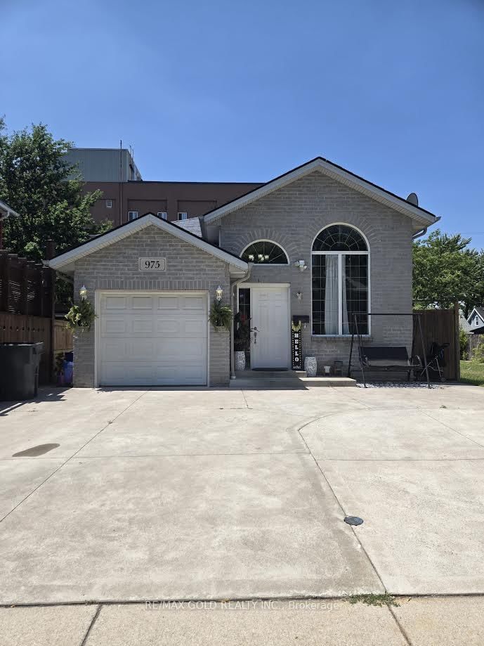 975 Albert Rd, Windsor, N8Y 3P1 | Image 2