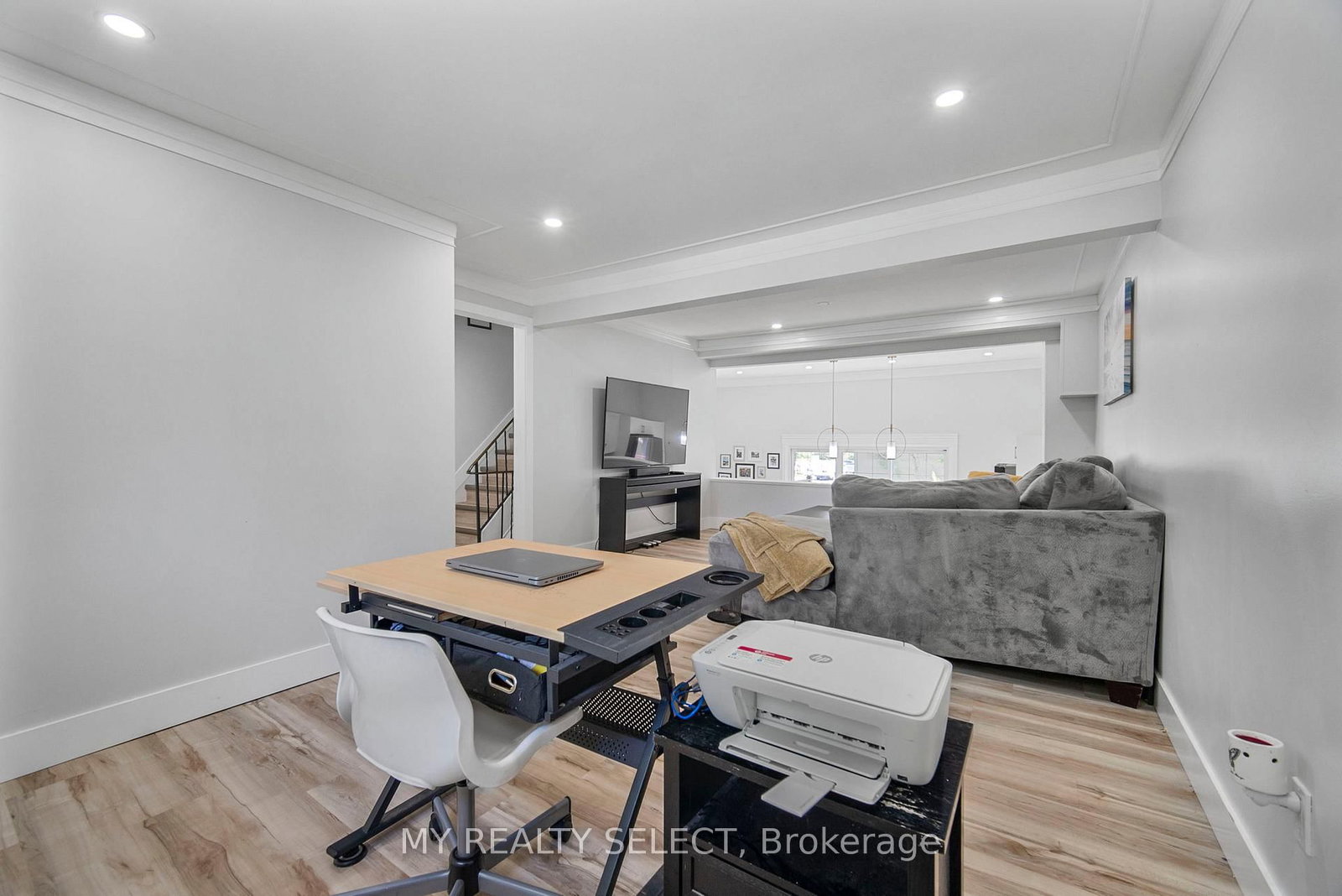 Listing Image 11