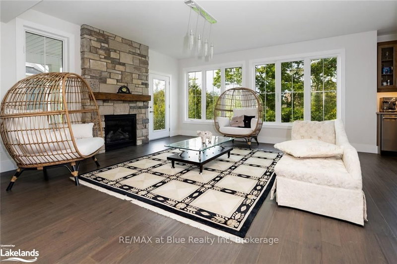 364 Yellow Birch Cres, Blue Mountains, L9Y 0Y5 | Image 2