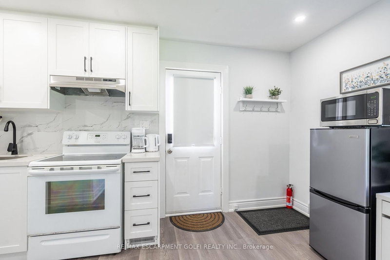 B - 10 Draper Dr, St. Catharines, L2N 2Y5 | Image 3