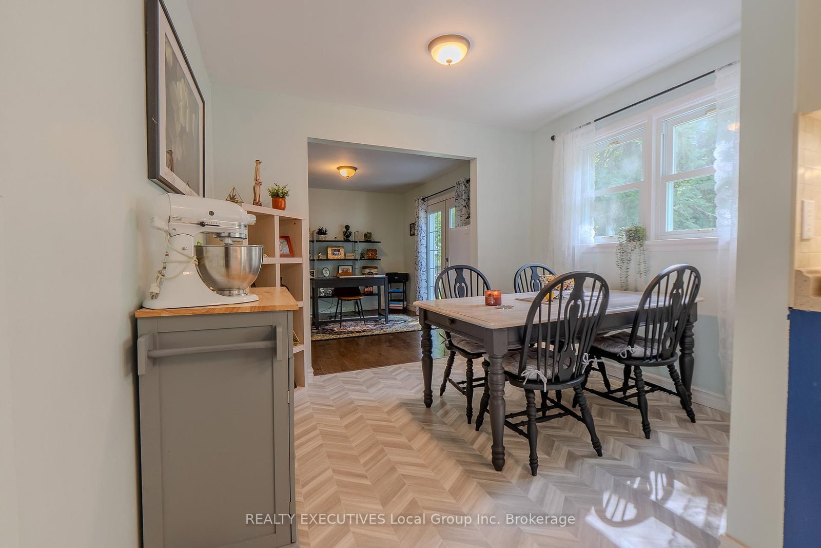 Listing Image 11
