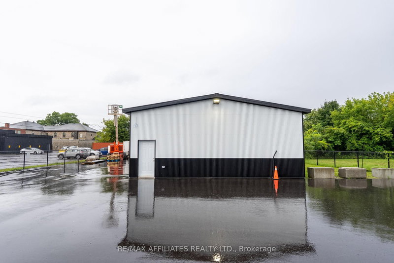 26 First (Garage) St W, Cornwall, K6J 1B9 | Image 3