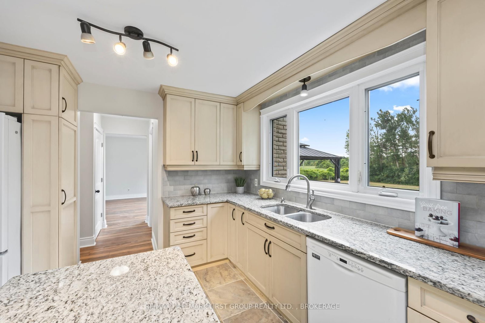Listing Image 8