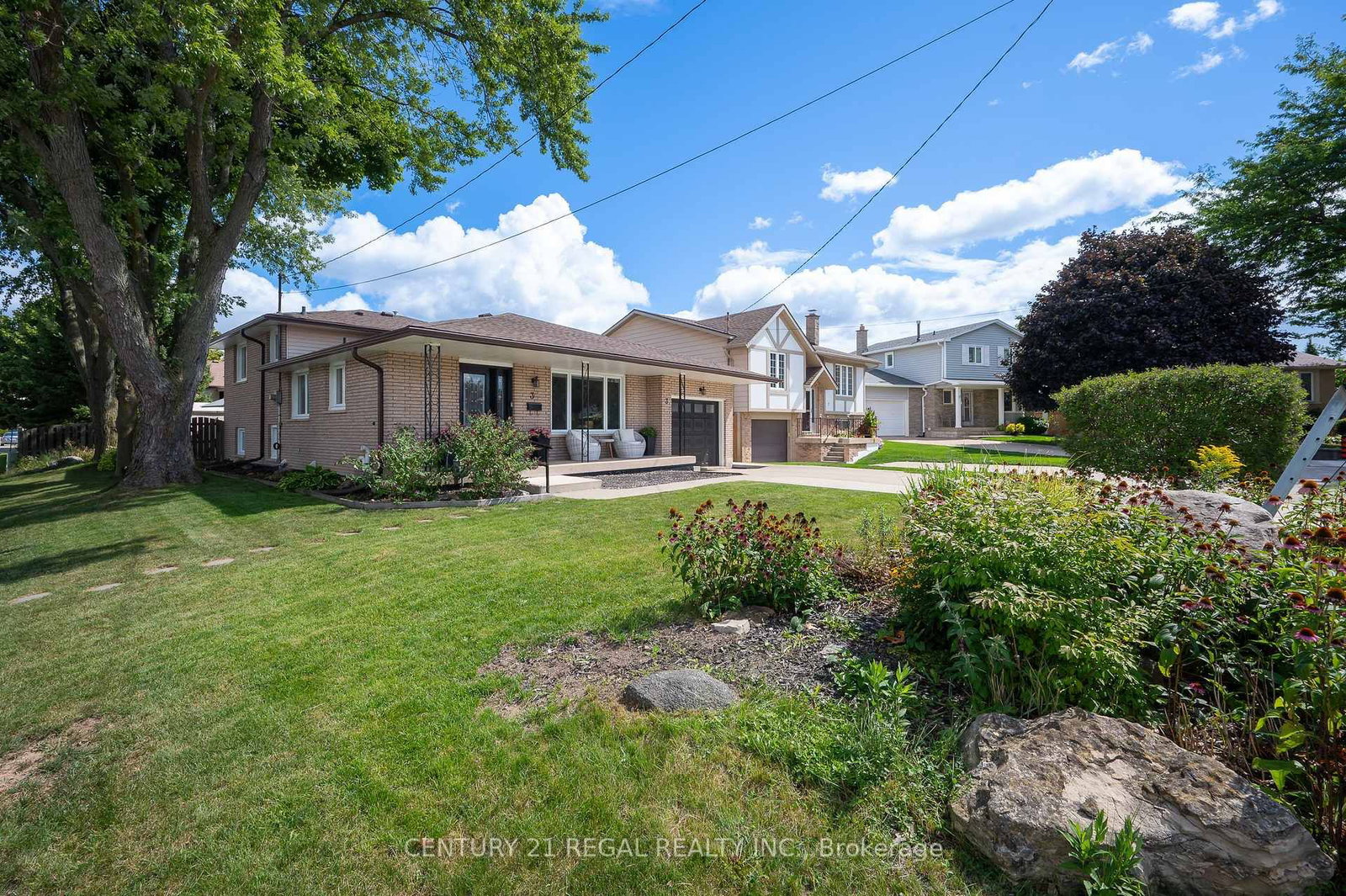 Detached House sold at 3 Mentino Court, Hamilton, Ontario, L8W 1Z5 - Eleanor - MLS: X12371477