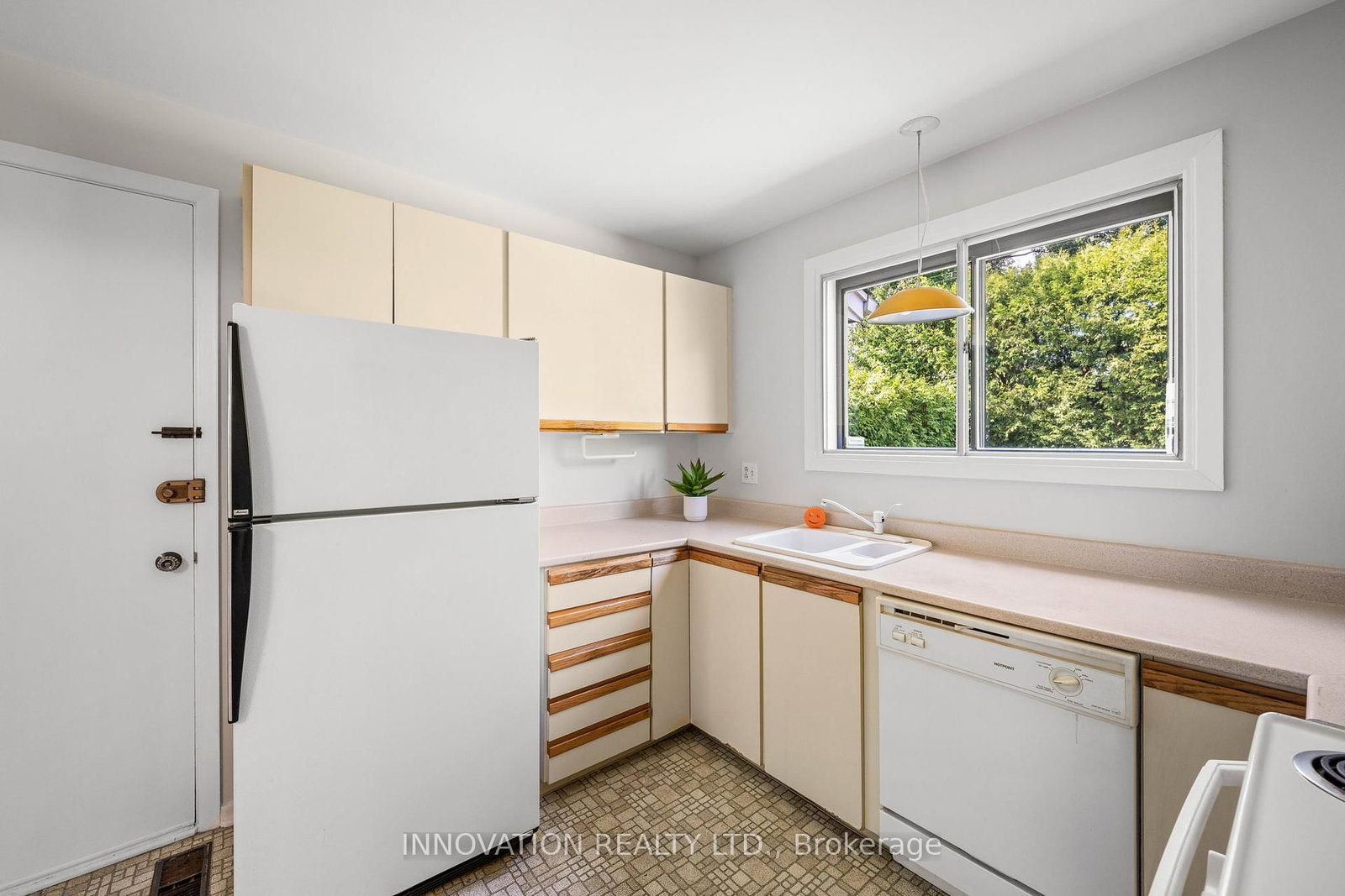 Detached House sold at 1867 Dorset Drive, Ottawa, Ontario, K1H 5T9 - Playfair Park - MLS: X12371652