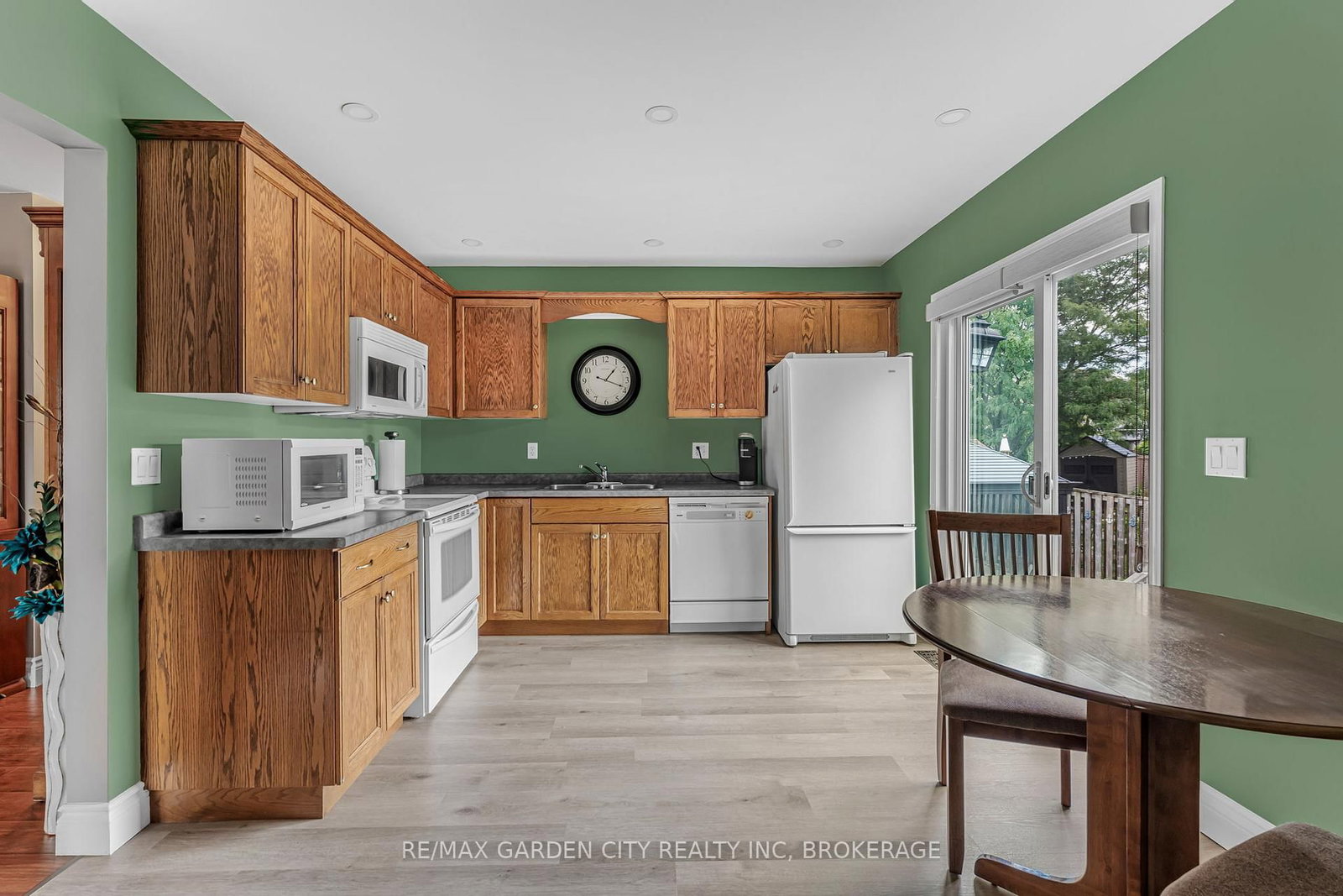 Listing Image 9