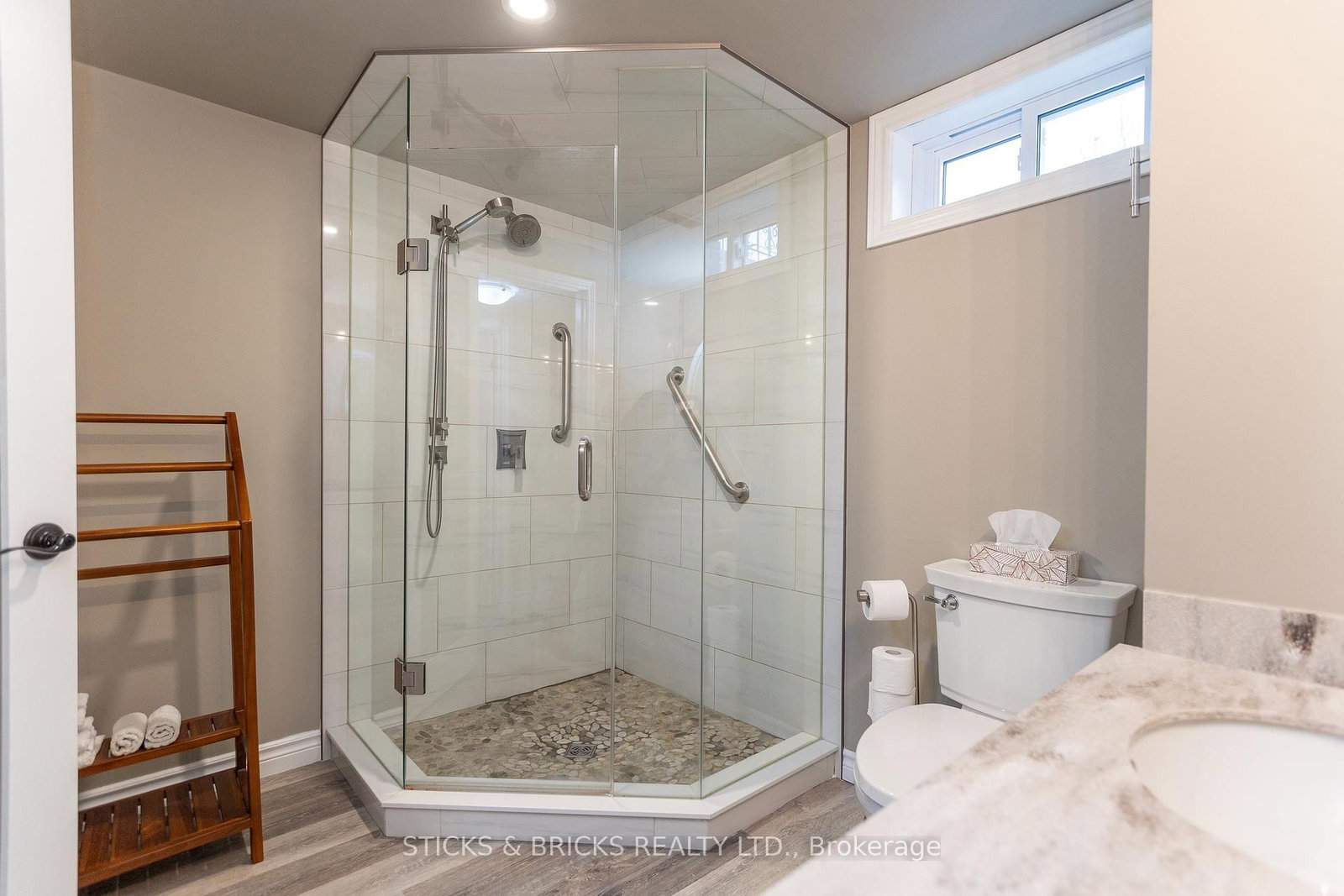 Listing Image 26