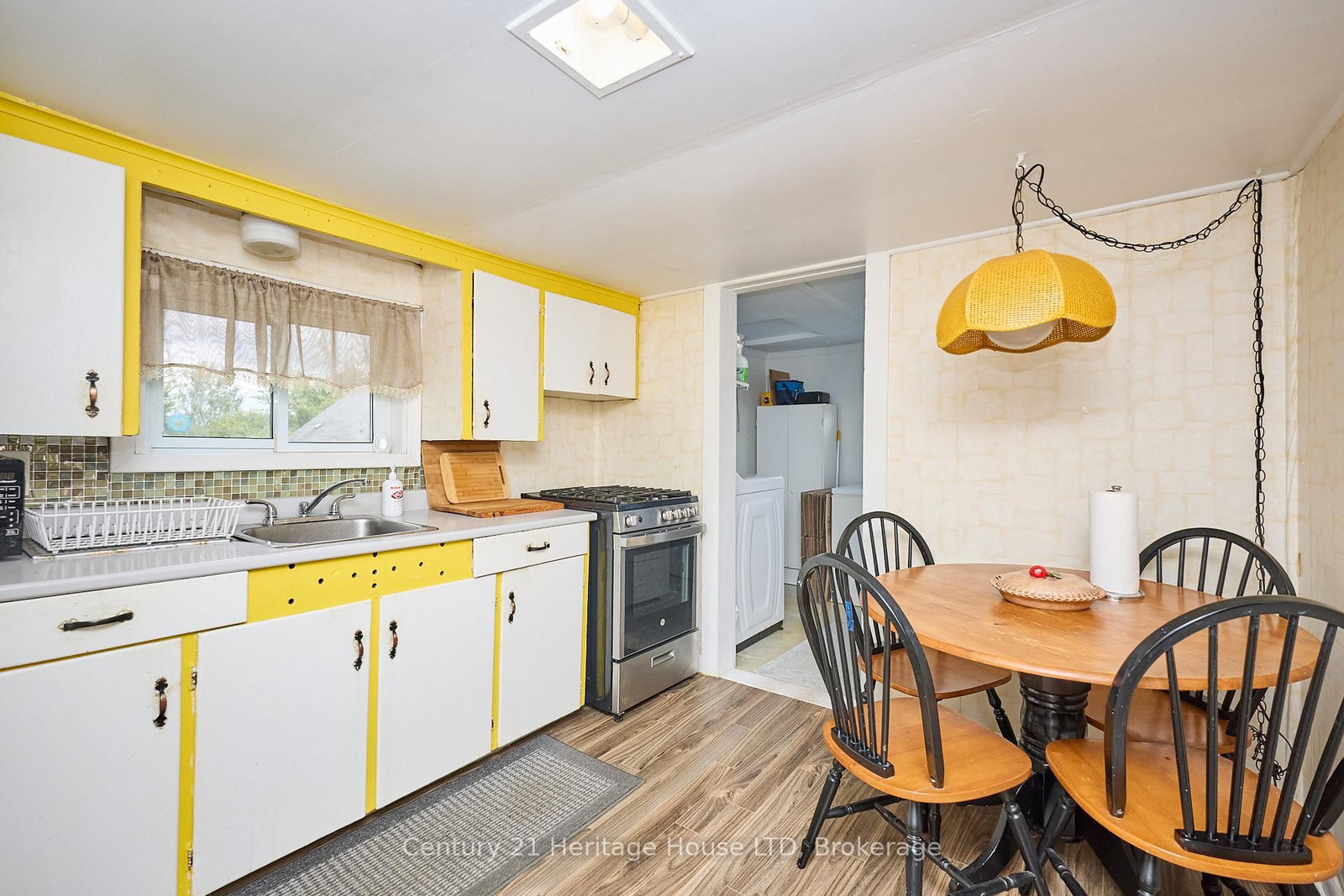 Detached House sold at 690 Bridge Street, Fort Erie, Ontario, L2A 5M4 - Bowen - MLS: X12373802