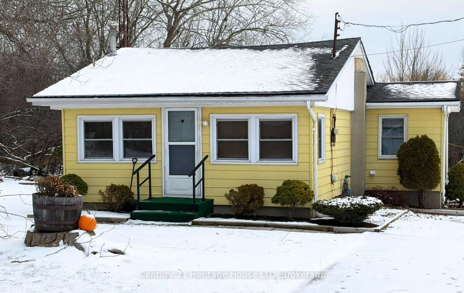 Detached House sold at 690 Bridge Street, Fort Erie, Ontario, L2A 5M4 - Bowen - MLS: X12373802