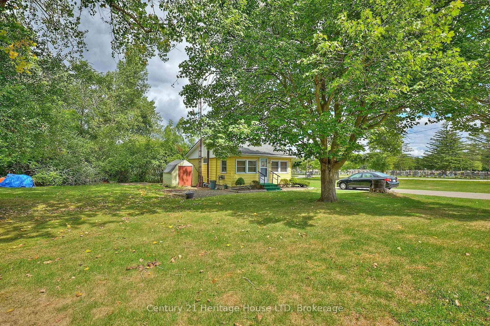 Detached House sold at 690 Bridge Street, Fort Erie, Ontario, L2A 5M4 - Bowen - MLS: X12373802