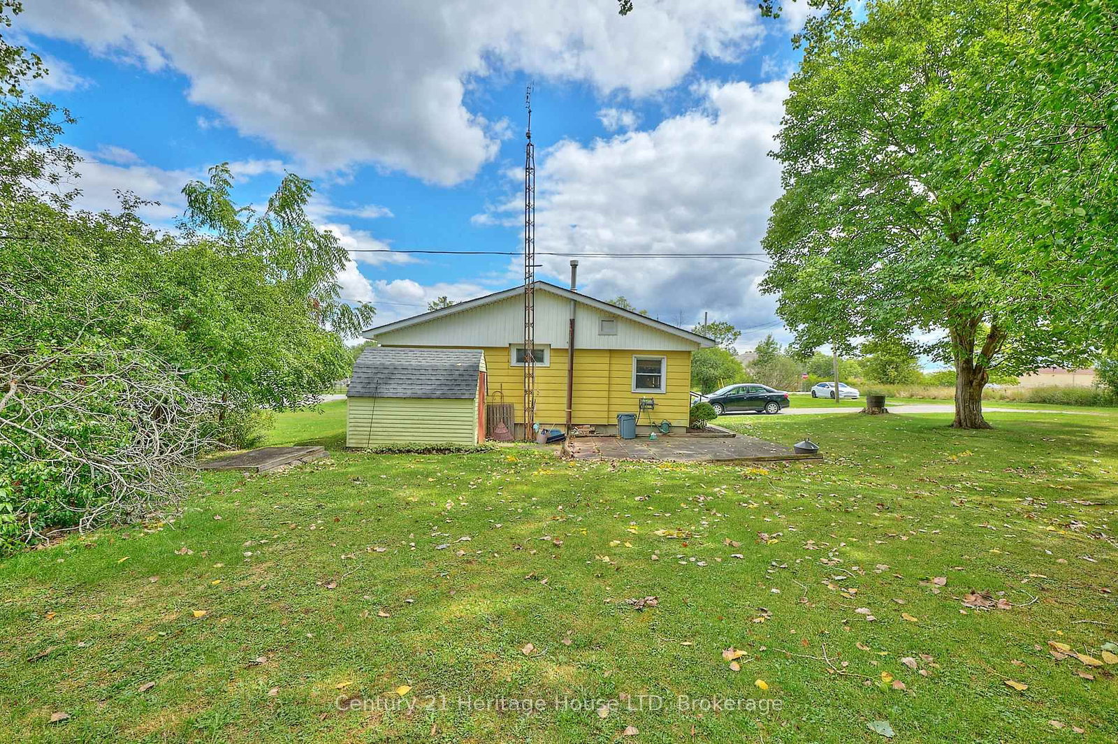 Detached House sold at 690 Bridge Street, Fort Erie, Ontario, L2A 5M4 - Bowen - MLS: X12373802