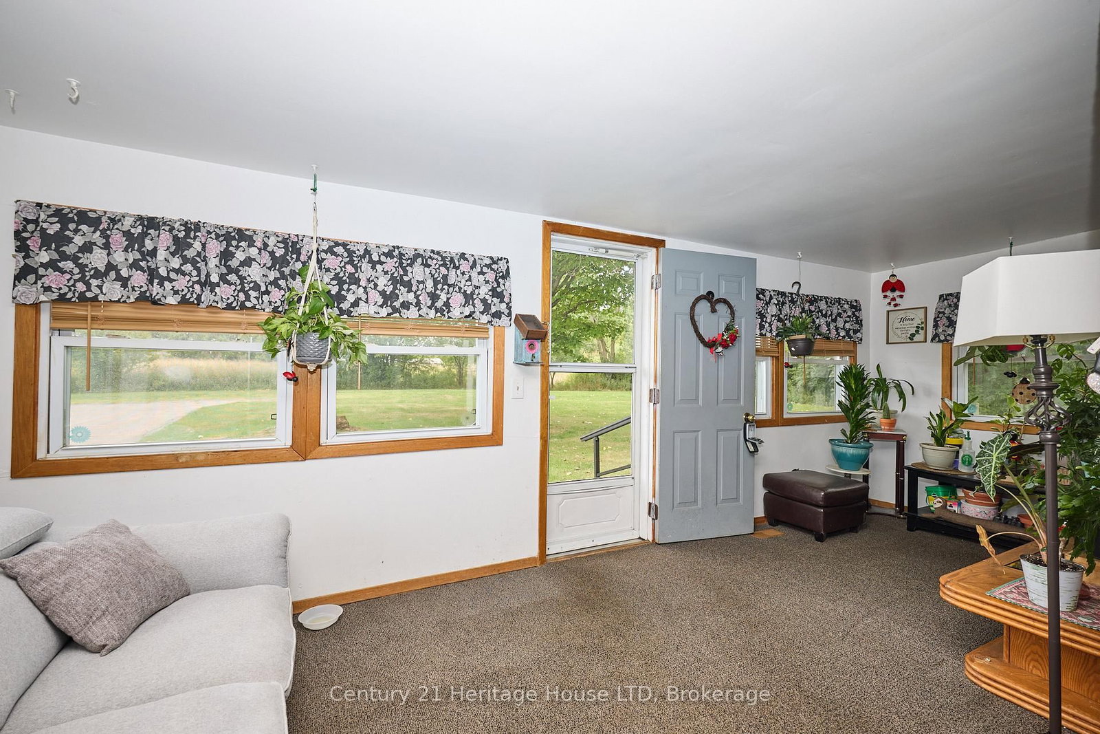 Detached House sold at 690 Bridge Street, Fort Erie, Ontario, L2A 5M4 - Bowen - MLS: X12373802
