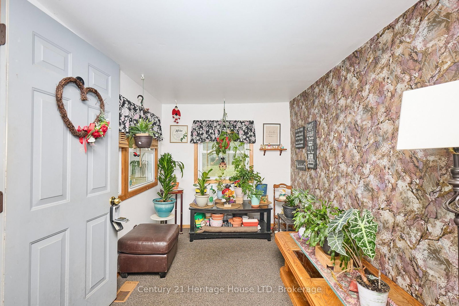 Detached House sold at 690 Bridge Street, Fort Erie, Ontario, L2A 5M4 - Bowen - MLS: X12373802