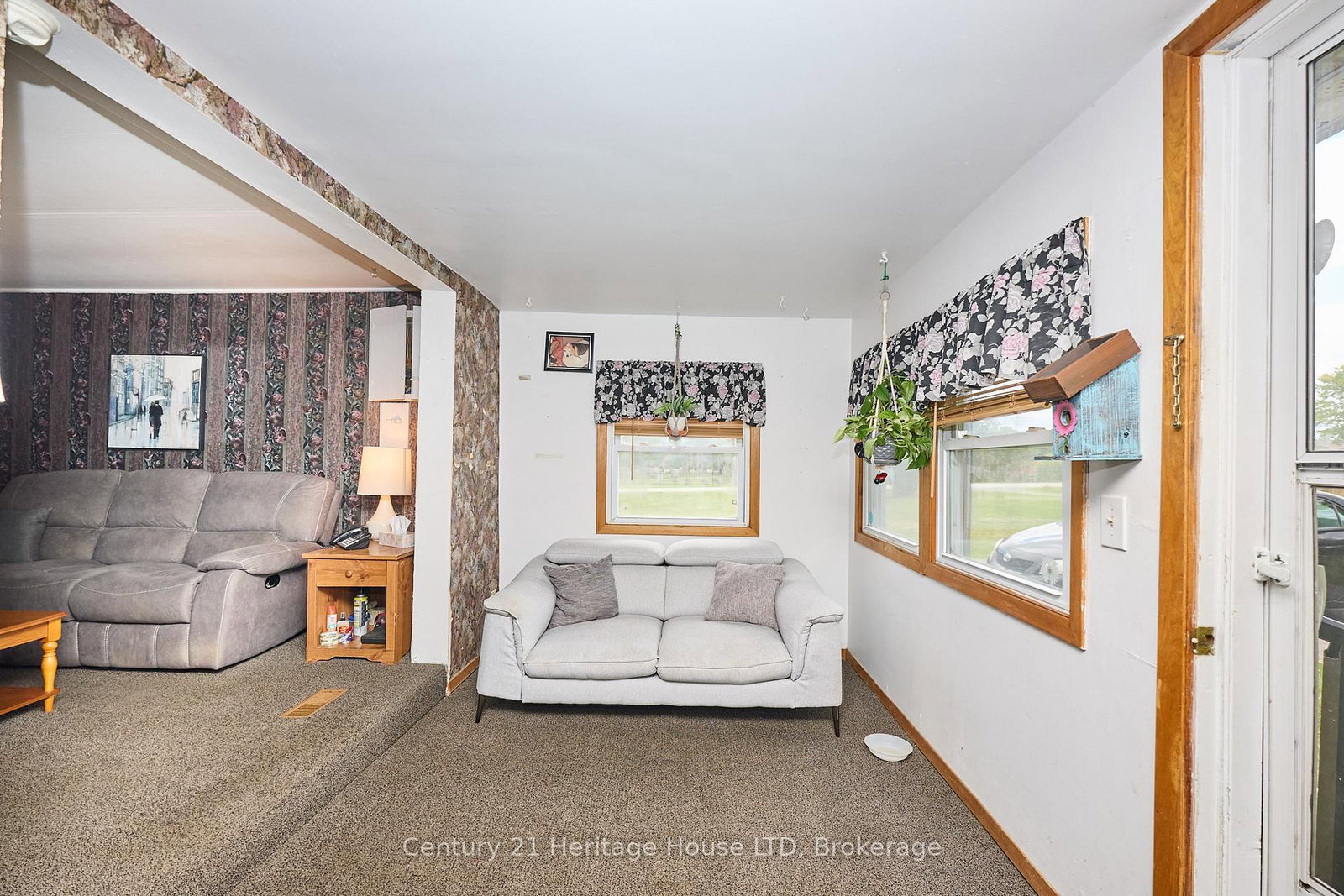 Detached House sold at 690 Bridge Street, Fort Erie, Ontario, L2A 5M4 - Bowen - MLS: X12373802