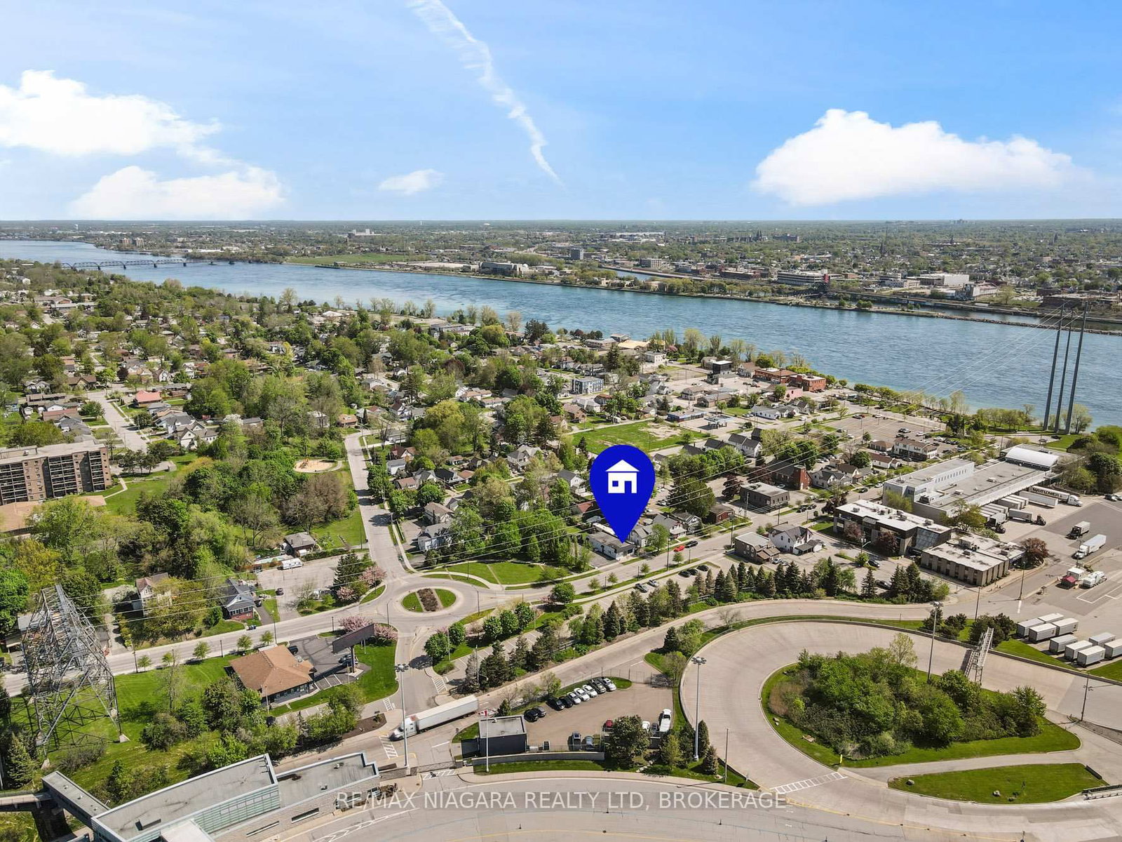 Detached House for sale at 61 Queen Street, Fort Erie, Ontario, L2A 1T7 - Central - MLS: X12373939