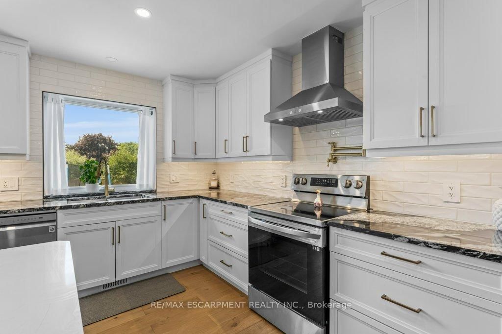 Detached House sold at 1104 Vansickle Road, St. Catharines, Ontario, L2S 2Z8 - Grapeview - MLS: X12374416