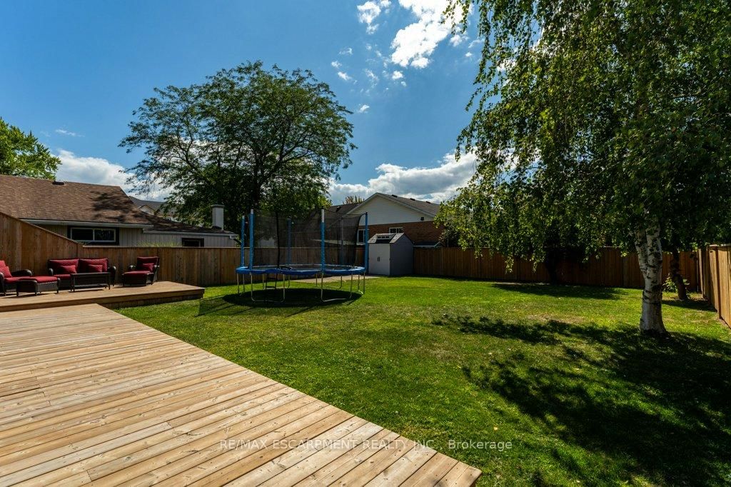 Detached House sold at 1104 Vansickle Road, St. Catharines, Ontario, L2S 2Z8 - Grapeview - MLS: X12374416