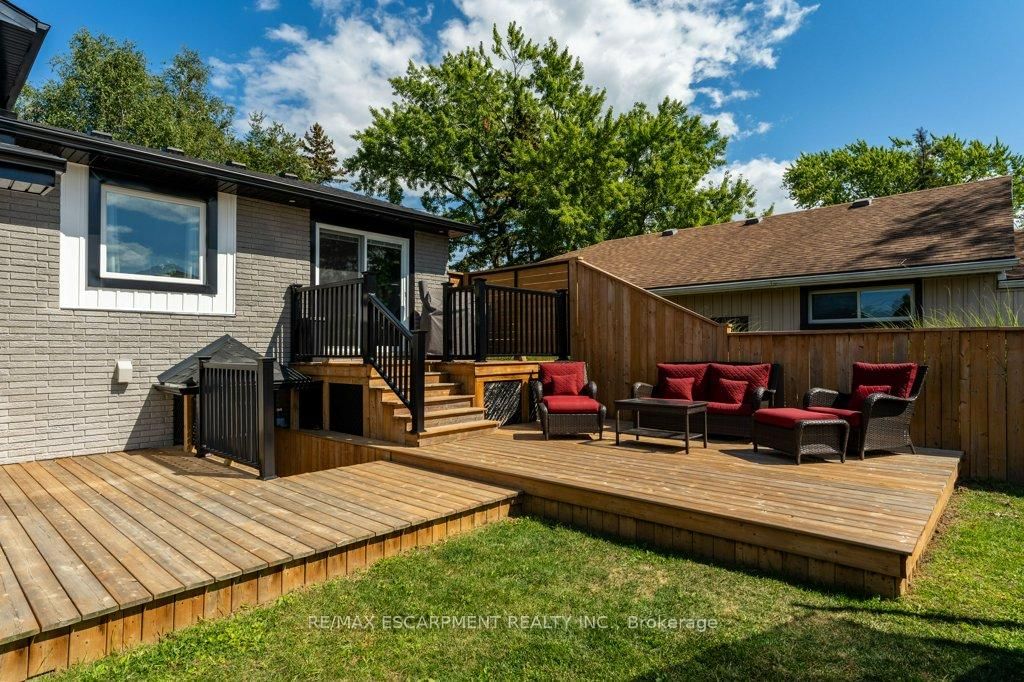 Detached House sold at 1104 Vansickle Road, St. Catharines, Ontario, L2S 2Z8 - Grapeview - MLS: X12374416
