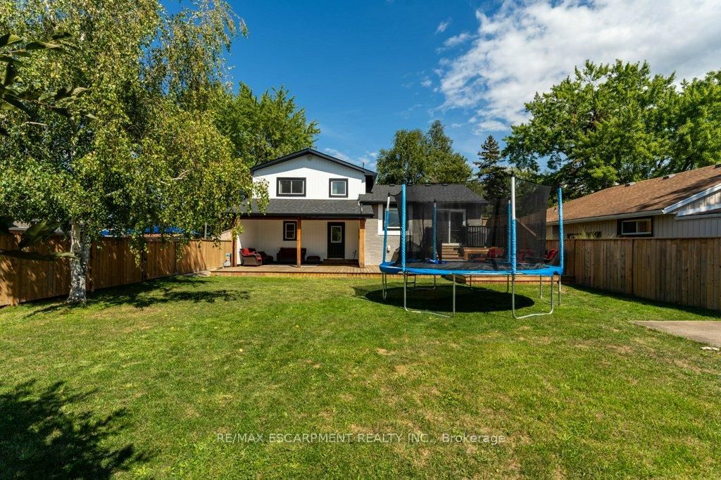 Detached House sold at 1104 Vansickle Road, St. Catharines, Ontario, L2S 2Z8 - Grapeview - MLS: X12374416