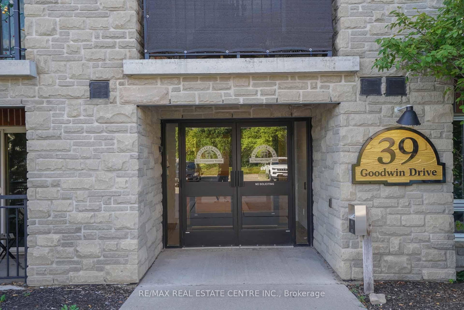Listing Image 4