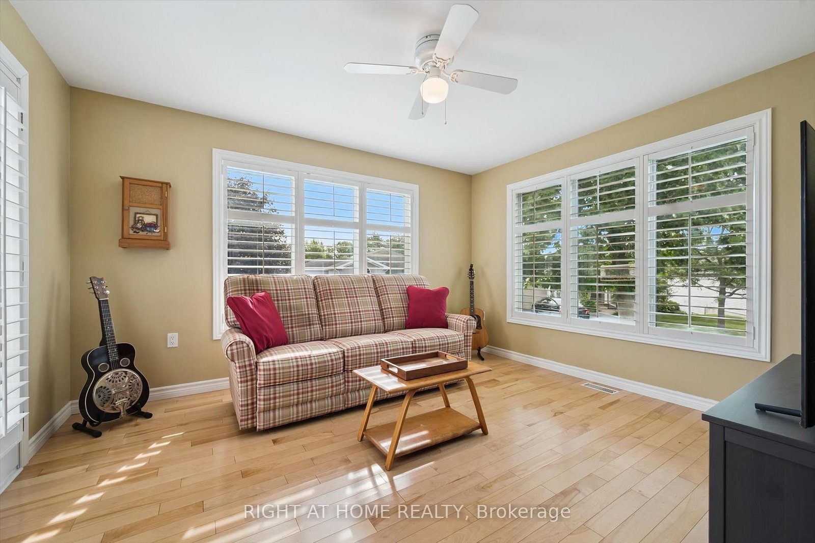 Detached House sold at 124 Crumlin Lane, Hamilton, Ontario, L8B 1A5 - Freelton - MLS: X12376119