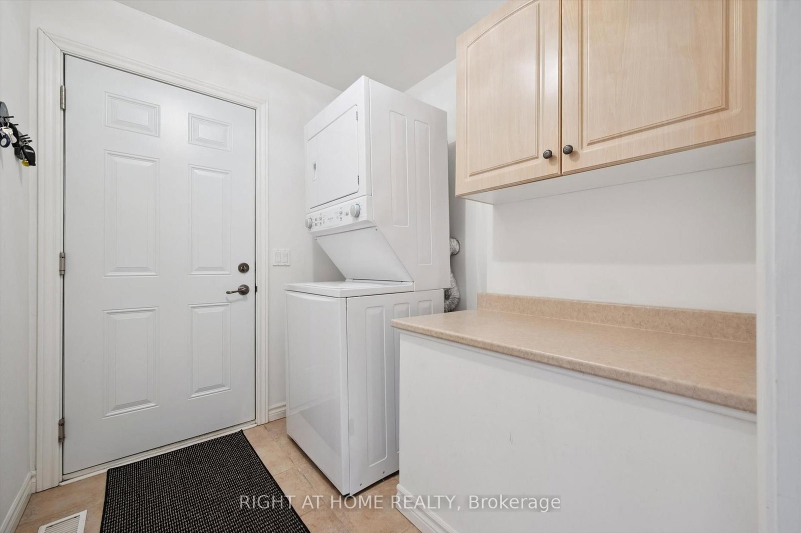 Detached House sold at 124 Crumlin Lane, Hamilton, Ontario, L8B 1A5 - Freelton - MLS: X12376119