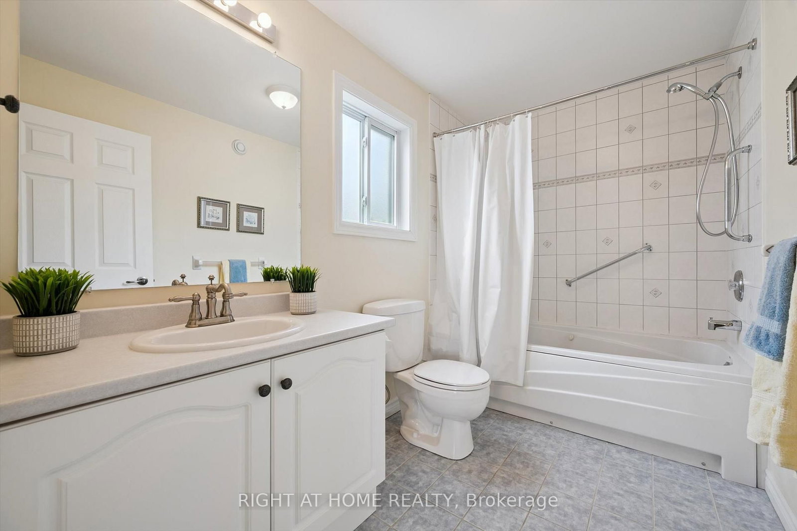 Detached House sold at 124 Crumlin Lane, Hamilton, Ontario, L8B 1A5 - Freelton - MLS: X12376119