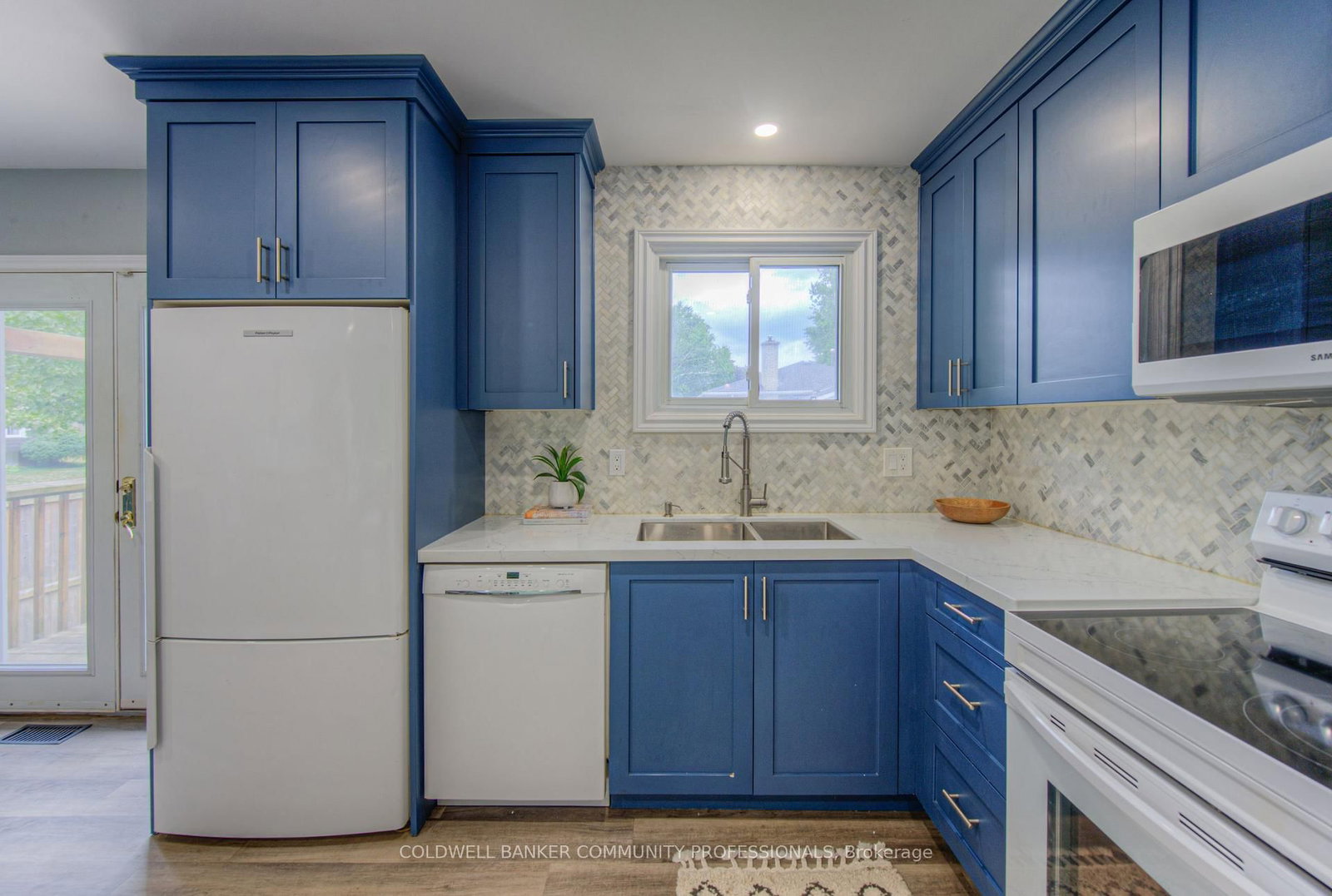 Listing Image 8