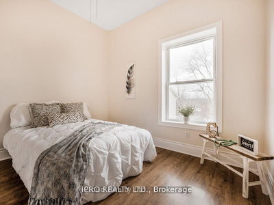 1308 King Street E — photo 6