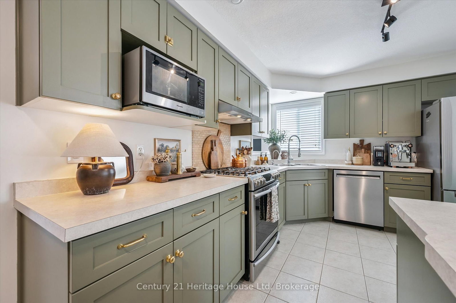 Townhouse sold at 7-20 Shackleton Drive, Guelph, Ontario, N1E 0C5 - Grange Road - MLS: X12379680