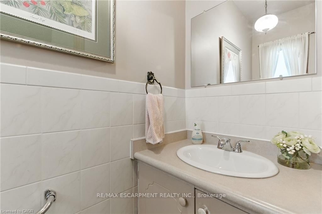 Detached House for sale at 39 Megna Court, Hamilton, Ontario, L9C 6Y6 - Gurnett - MLS: X12381894