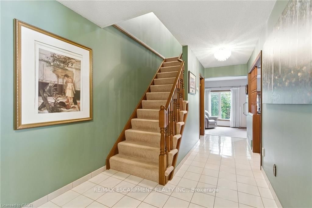 Detached House for sale at 39 Megna Court, Hamilton, Ontario, L9C 6Y6 - Gurnett - MLS: X12381894