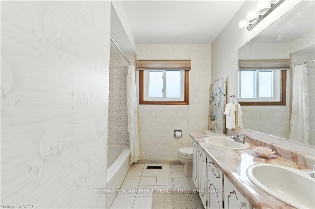 Detached House for sale at 39 Megna Court, Hamilton, Ontario, L9C 6Y6 - Gurnett - MLS: X12381894