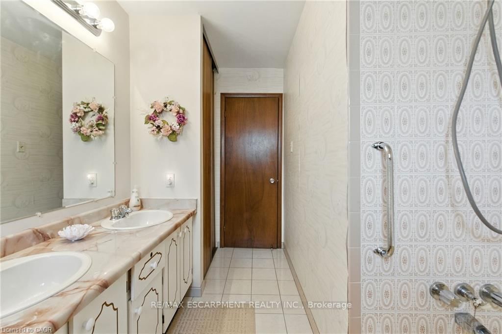 Detached House for sale at 39 Megna Court, Hamilton, Ontario, L9C 6Y6 - Gurnett - MLS: X12381894