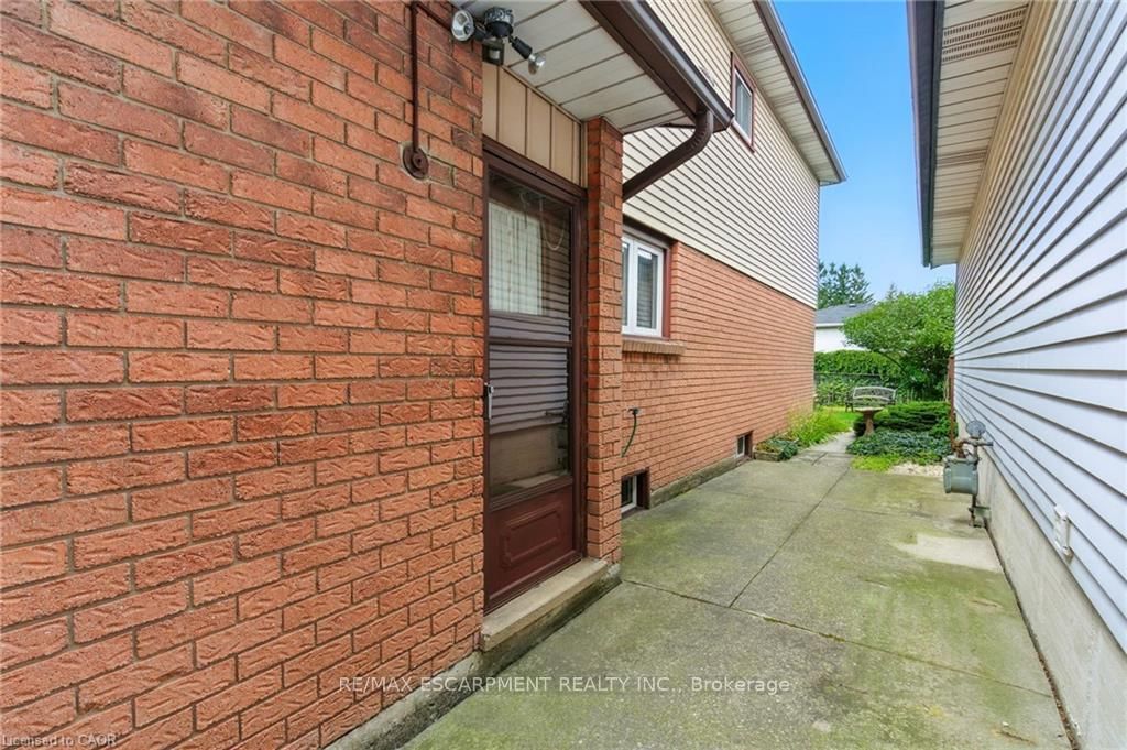 Detached House for sale at 39 Megna Court, Hamilton, Ontario, L9C 6Y6 - Gurnett - MLS: X12381894