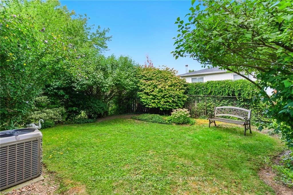 Detached House for sale at 39 Megna Court, Hamilton, Ontario, L9C 6Y6 - Gurnett - MLS: X12381894