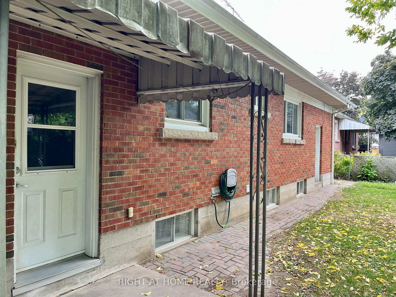 16 Rowanwood Ave, Brant, N3S 7B6 | Image 2