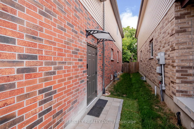 1253 Howlett Circ, London North, N5X 0K5 | Image 3