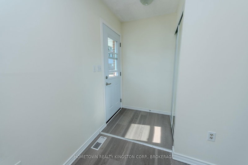 983 Oakview Ave, Kingston, K7M 6W9 | Image 3