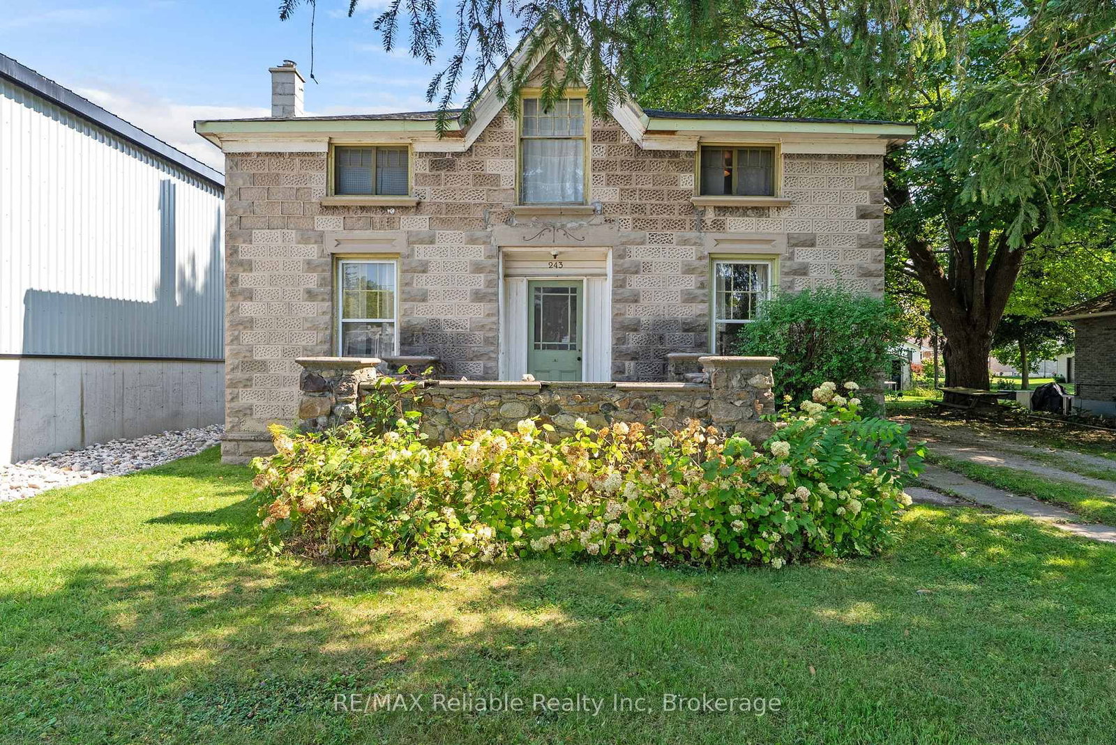 Listing photo 2