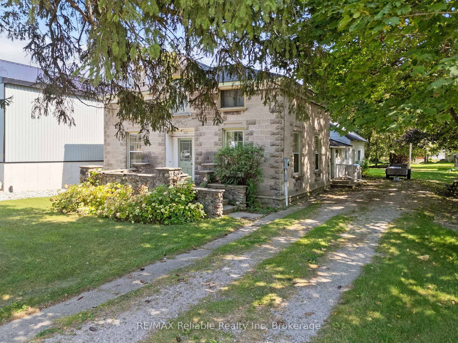 Listing photo 3