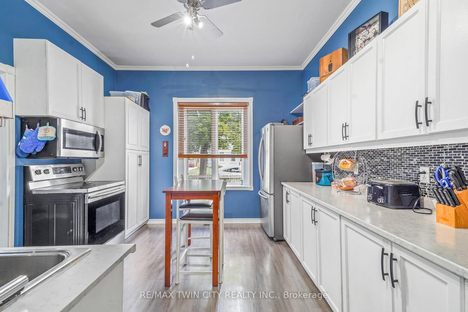 Listing Image 8