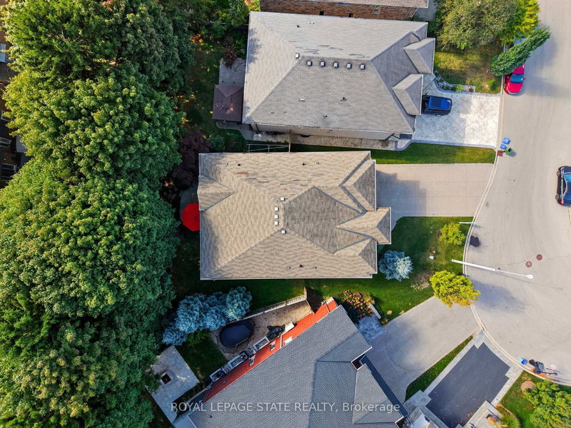 20 Lorupe Crt, Hamilton, L9G 0C8 | Image 2