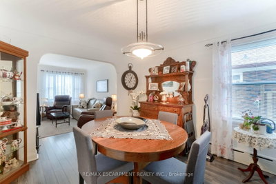 160 WELLAND Avenue — photo 5